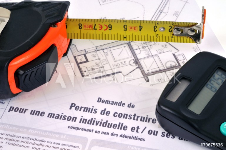 AFFICHAGE D’UN PERMIS DE CONSTRUIRE ET ERREUR SUBSTANTIELLE SUR LA HAUTEUR DU PROJET